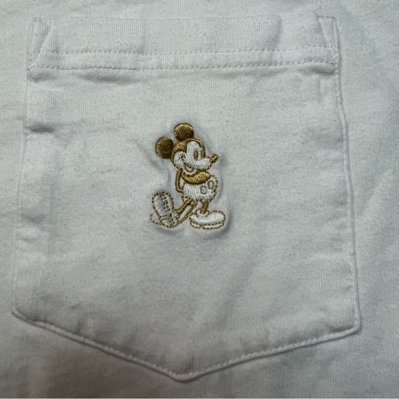 Uniqlo x Disney embroidered Mickey stand pose pocket t-shirt in white - Picture 2 of 6
